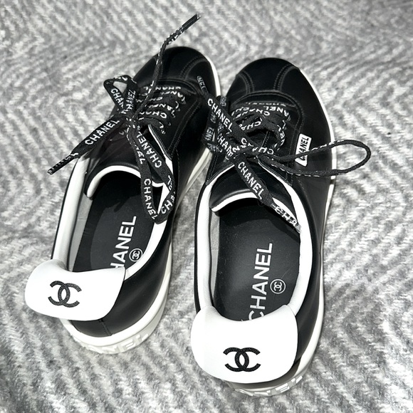 Gorgeous Chanel black&white leather trainers - Picture 3 of 8